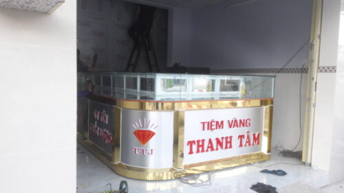 Thi công quày tủ kiếng